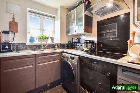 27 Simms Gardens, London, N2 8HT
