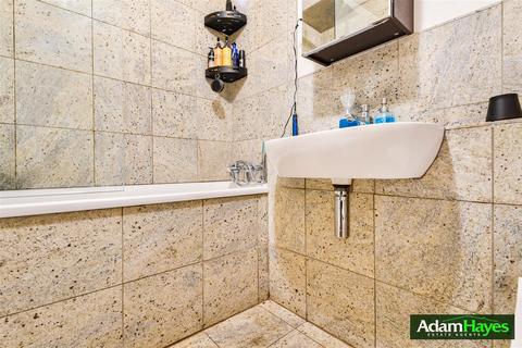27 Simms Gardens, London, N2 8HT