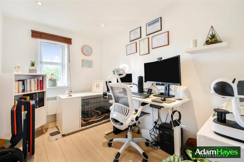 27 Simms Gardens, London, N2 8HT