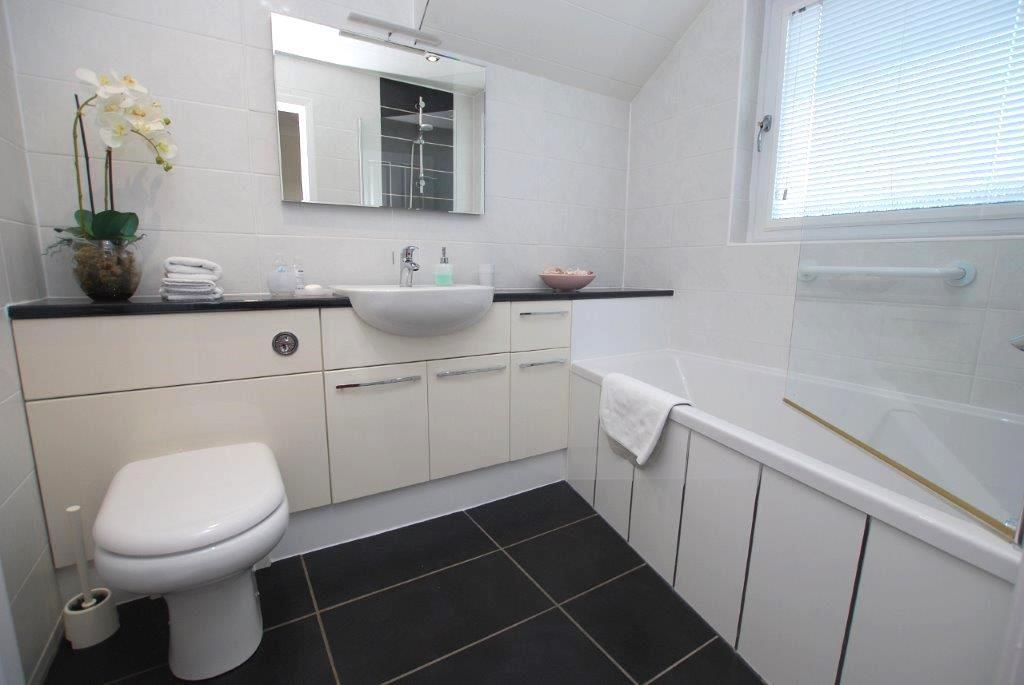 22 Turnberry Avenue  Gourock (16) bathroom.jpg