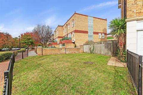 4 bedroom end of terrace house to rent, Trinity Church Road, Barnes, SW13