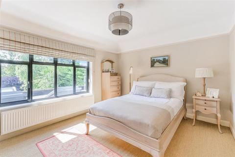 16 Queensmead Avenue, Epsom, KT17 3EQ
