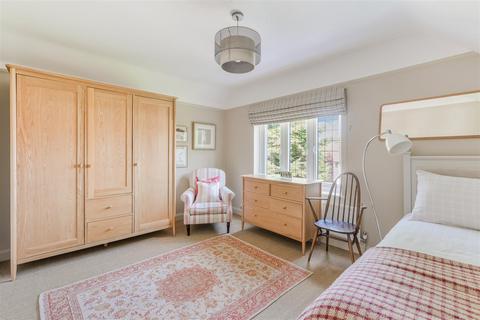 16 Queensmead Avenue, Epsom, KT17 3EQ