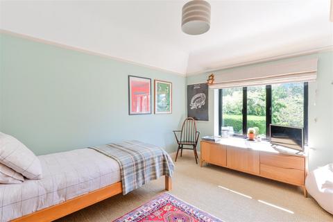 16 Queensmead Avenue, Epsom, KT17 3EQ