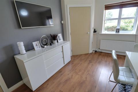 3 bedroom townhouse for sale, Salisbury Close, Crewe