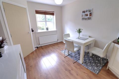 3 bedroom townhouse for sale, Salisbury Close, Crewe