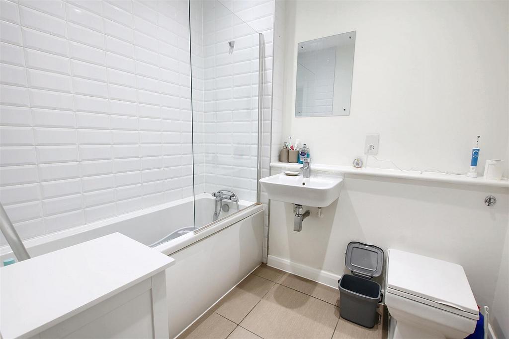 Family bathroom.JPG