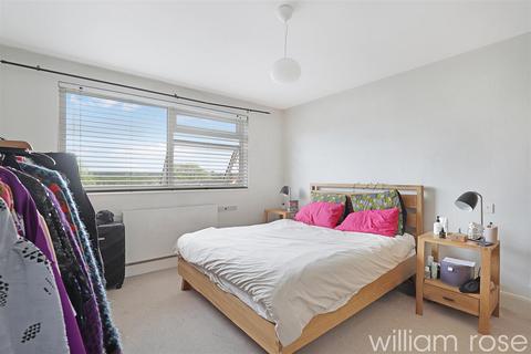 2 bedroom flat for sale, Woodedge Close, London E4