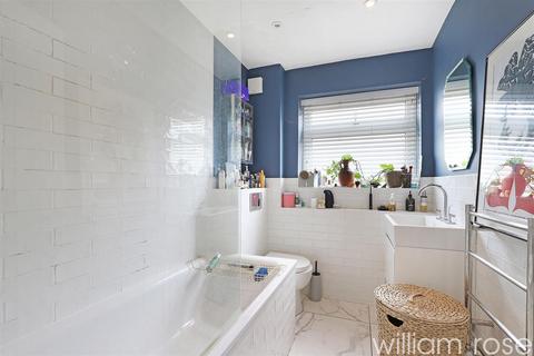 2 bedroom flat for sale, Woodedge Close, London E4