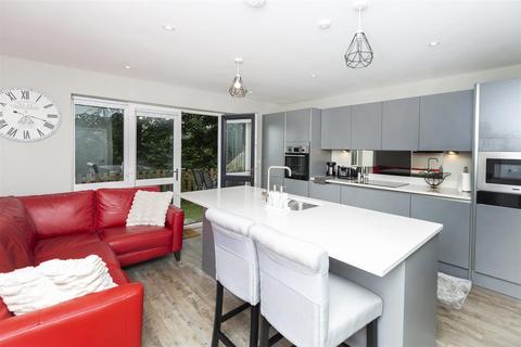 105 Lowergate, Huddersfield, HD3 4EP