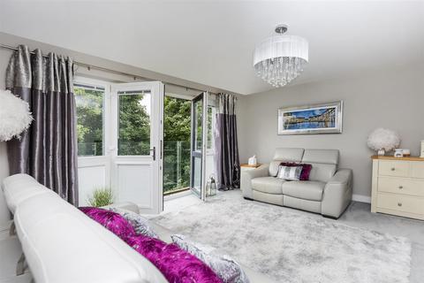 105 Lowergate, Huddersfield, HD3 4EP