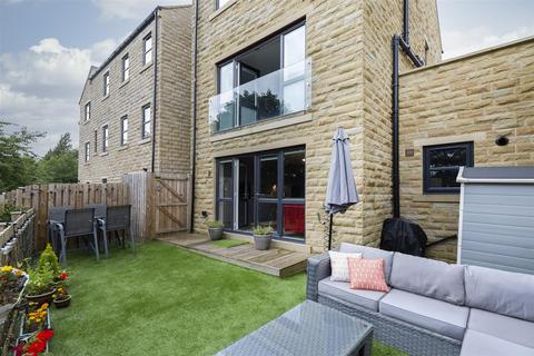 105 Lowergate, Huddersfield, HD3 4EP