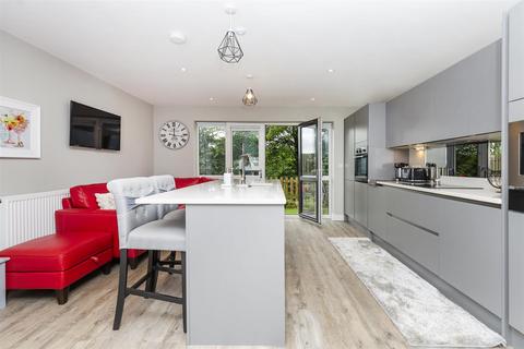 105 Lowergate, Huddersfield, HD3 4EP