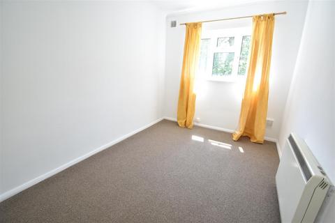 2 bedroom maisonette to rent, South Bank, Surbiton