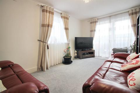 3 bedroom flat to rent, Coxhill Way, Aylesbury