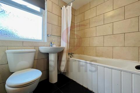 3 bedroom terraced house to rent, Gipsy Lane, Leicester LE4