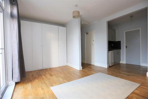 Studio to rent, Russell Square, Brighton