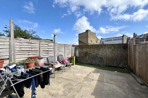 3 bedroom terraced house to rent, Beresford Road, Southend-on-Sea