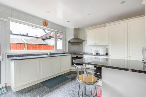 3 bedroom detached bungalow for sale, Salmon Street, London