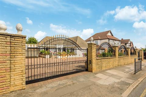 3 bedroom detached bungalow for sale, Salmon Street, London