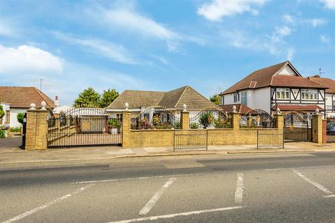 3 bedroom detached bungalow for sale, Salmon Street, London