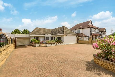 3 bedroom detached bungalow for sale, Salmon Street, London