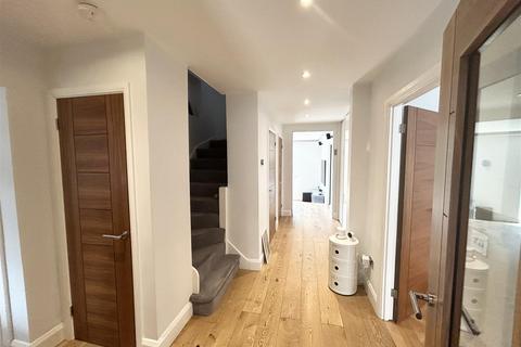 18 Woodfield Rise, Bushey, WD23 4QS
