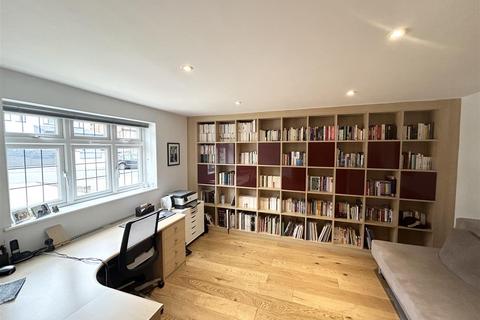 18 Woodfield Rise, Bushey, WD23 4QS