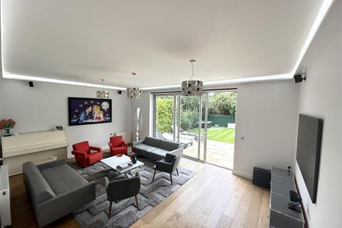 18 Woodfield Rise, Bushey, WD23 4QS