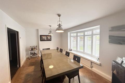 18 Woodfield Rise, Bushey, WD23 4QS