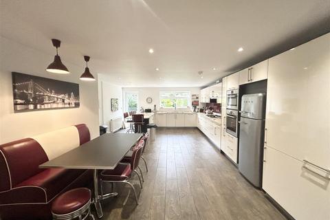 18 Woodfield Rise, Bushey, WD23 4QS