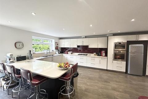 18 Woodfield Rise, Bushey, WD23 4QS