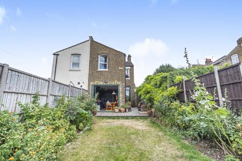 3 bedroom semi-detached house to rent, Kirk Lane London SE18