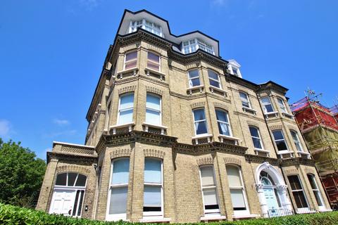 2 bedroom flat to rent, The Drive, Hove, BN3