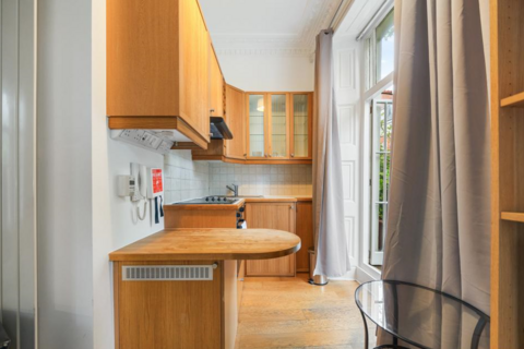 Studio to rent, Cartwright Gardens, Bloomsbury , London, WC1H