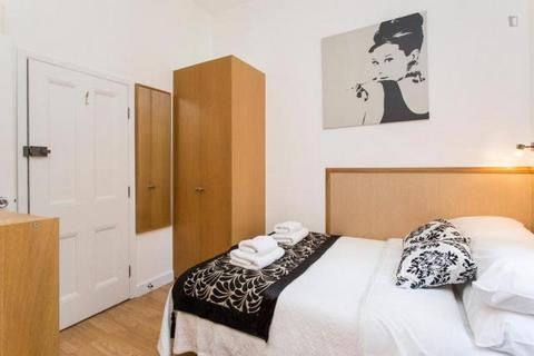 Studio to rent, Fulham Palace Road, Fulham, London, W6