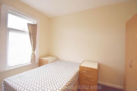 2 bedroom flat to rent, Audley Rd, London