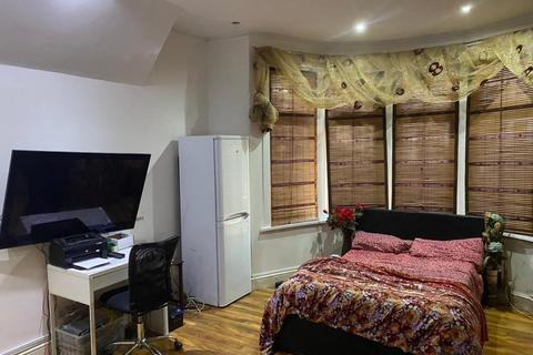 Studio to rent, Lynford Gardens, Ilford IG3