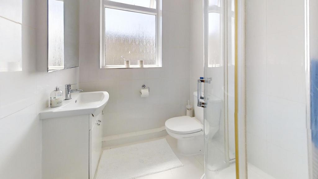 6-Castle-Road-Upper-Floor-Bathroom