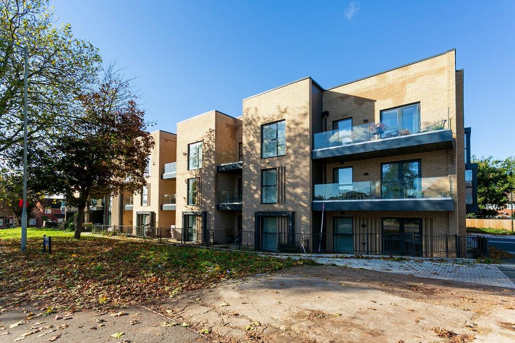 Eastbury Road, Watford... 1 bed apartment to rent £1,350 pcm (£312 pw)