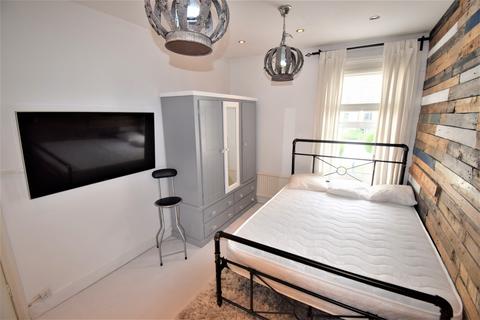 3 bedroom flat to rent, Colindale Avenue, London, NW9