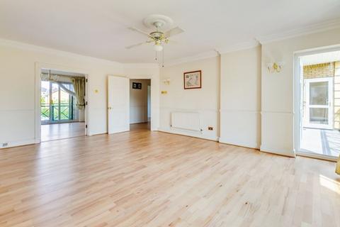 2 bedroom flat for sale, Wyatt Drive, Holst Mansions, SW13