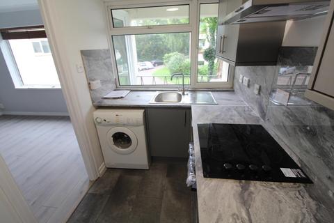 Studio to rent, Dunraven Drive, Enfield Chase