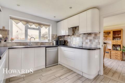 5 Airedale, Carlton Colville, Lowestoft, NR33 8TJ