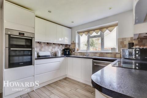 5 Airedale, Carlton Colville, Lowestoft, NR33 8TJ
