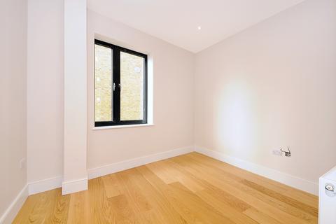 2 bedroom flat to rent, Askew Road Shepherds Bush W12