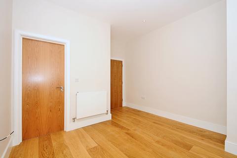 2 bedroom flat to rent, Askew Road Shepherds Bush W12