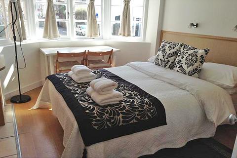 Studio to rent, Fulham Palace Road, Hammersmith, London W6