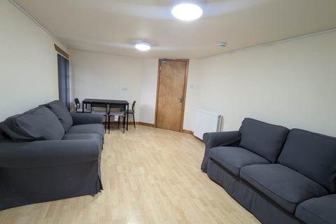 4 bedroom flat to rent, 22 New Inn Entry, ,
