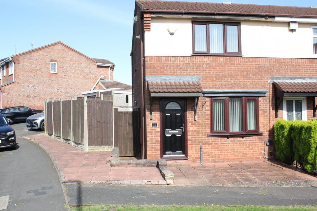 Club Row, Upper Gornal, Dudley 2 bed end of terrace house to rent £